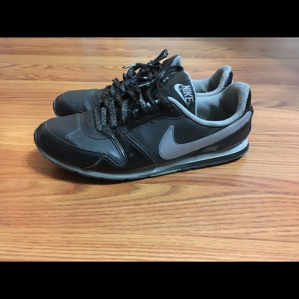 NIKE WOMENS ECLIPSE II SNEAKER SIZE 11. Black/Grey